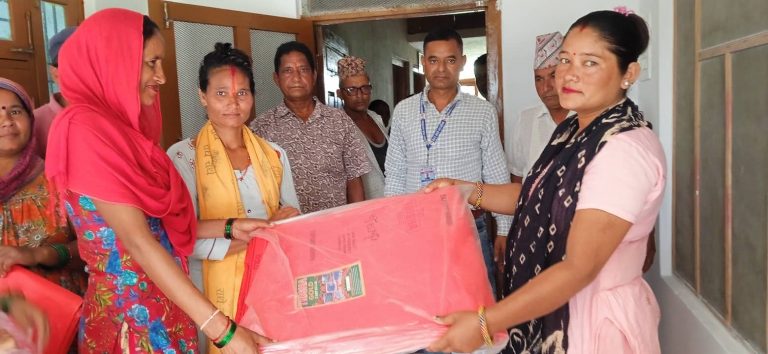 बिपन्न परिवारलाई वडाध्यक्ष चन्द्र बहादुर सिंहले दिए त्रिपाल