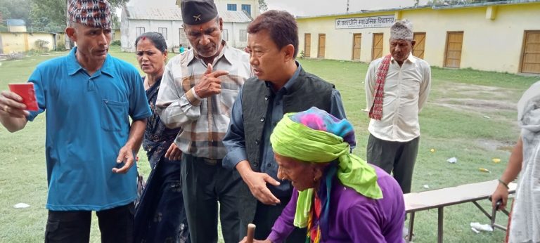 जनतामा गरेको चुनावी बाचा पुरा गर्दै दोधारा चाँदनीका मेयर, टोल-टोलमा सुरक्षा भत्ता वितरण