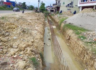 ठेकेदारको लापरवाहीले सडकको यस्तो दुर्दशा, यो नाली हो कि धराप ? (फोटोफिचर)