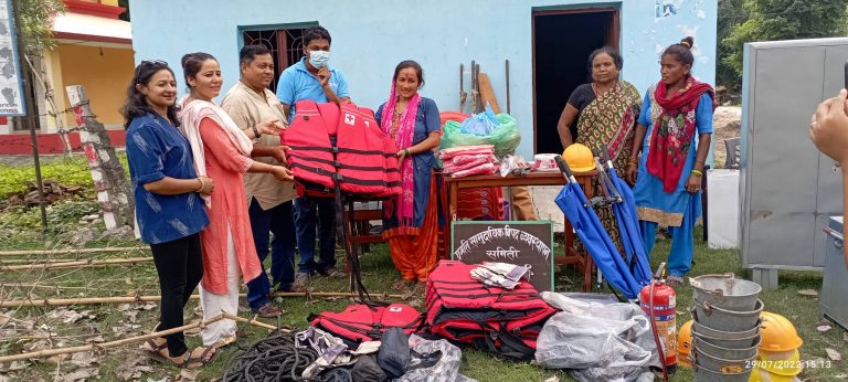 सामुदायिक विपद् व्यवस्थापन समितिलाई व्यवस्थापन सामग्री हस्तान्तरण
