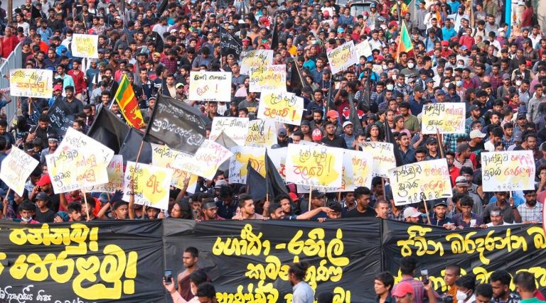 राष्ट्रपति भागेपछि श्रीलंकामा संकटकाल घोषणा
