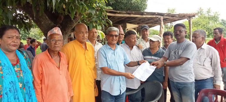 कांग्रेस नेता लेखकलाई बडवाल टोलका वादी घरपरिवारले बुझाए ज्ञापन पत्र