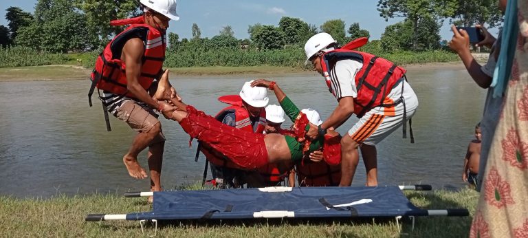 बाढी जन्य विपतबाट हुने क्षतिलाई न्यूनीकरणका लागि दोधारा चाँदनीमा कृतिम अभ्यास