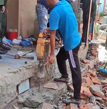 ‘अण्डर ग्राउण्ड पार्किङ’को स्वीकृति लिएर पसल संचालन गर्ने माथि कारबाही, महानगरले भत्कायो संरचना