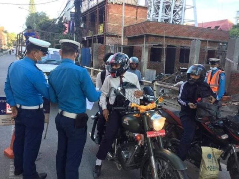 ट्राफिक प्रहरीको विशेष चेकिङ : ५१ जना कलेजका विद्यार्थी कारबाहीमा
