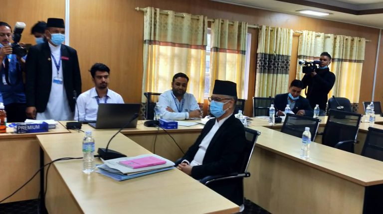 महाअभियोग सिफारिस समिति बैठक: डेढ घण्टा सांसदलाई कुरेपछि चोलेन्द्रसँग बयान शुरु