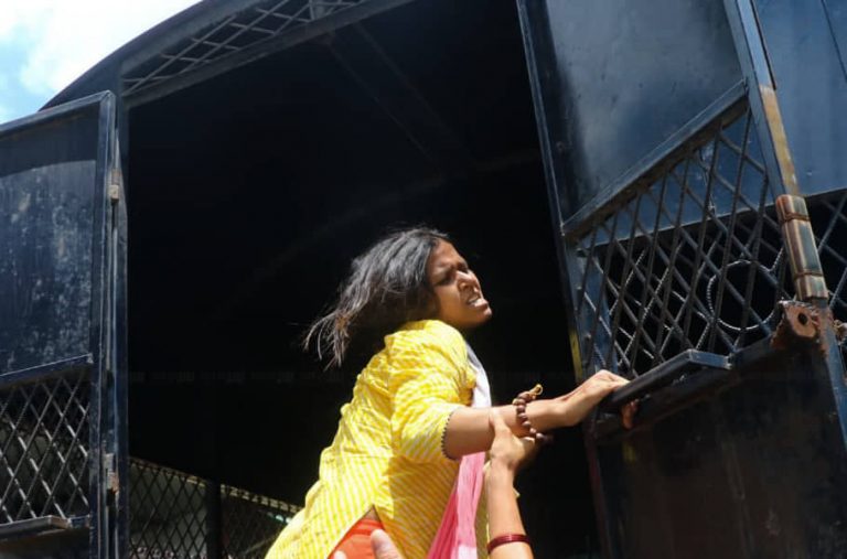 निहारिकाले गरिन्  राष्ट्रपति कार्यालय अगाडि आत्मदाहको प्रयास