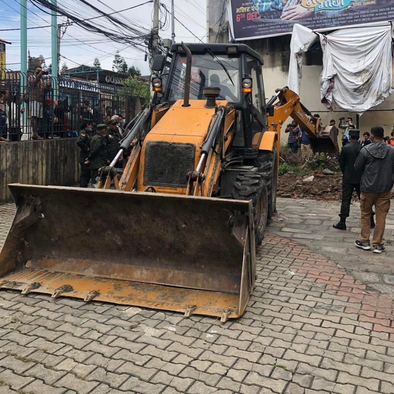 जय नेपाल हलको कम्पाउण्डमा डोजर चलाउँदा भेटियो टुकुचा खोला