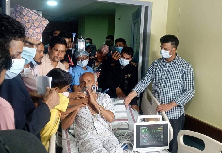 बिरामी र कुरुवाको हातबाट जुस पिउँदै डा. केसीले तोडे २० औं अनसन