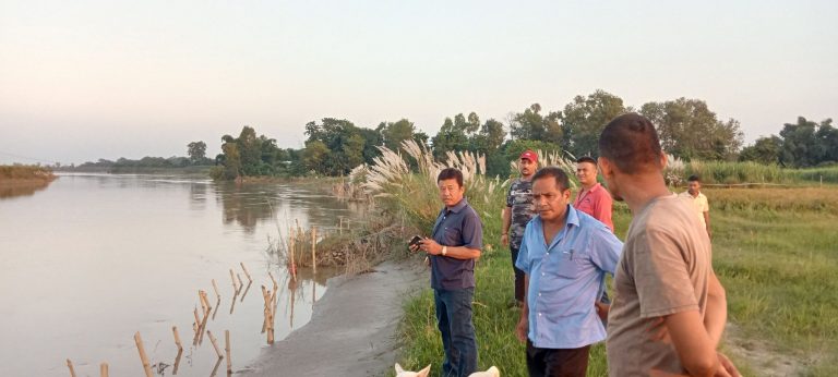 बाढी पीडितको पीडा बुझन् दोधारा चाँदनीका मेयर लिम्बु  अठार नम्वर पिल्लर बस्तीमा