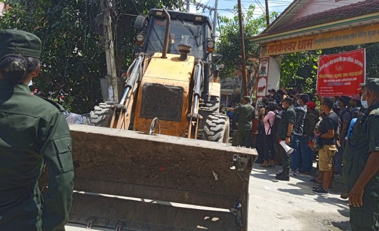 माछापोखरी क्षेत्रका अवैध संरचनामा महानगरको डोजर