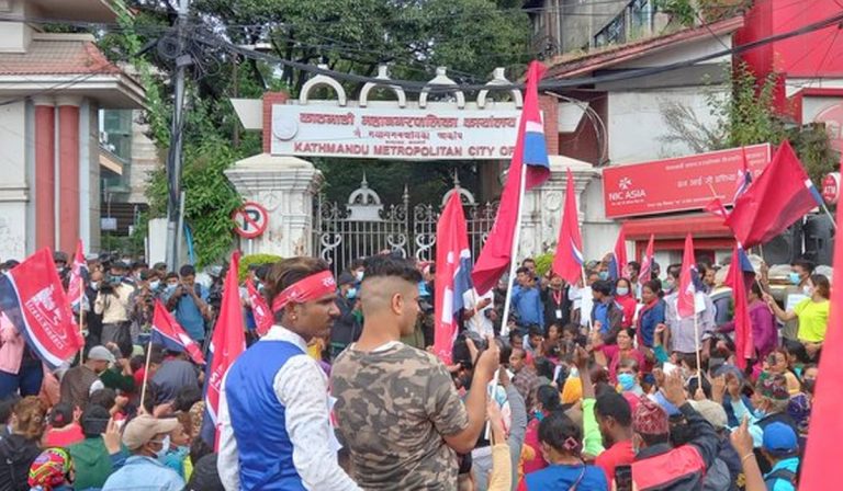 काठमाडौं महानगर विरुद्ध आन्दोलित एमालेको तेस्रो शक्तिशाली संगठन जिफन्ट निकट फुटपाथ व्यापारी
