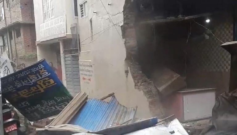 सोह्रखुट्टे क्षेत्रका अवैध संरचनामा चल्यो महानगरको डोजर