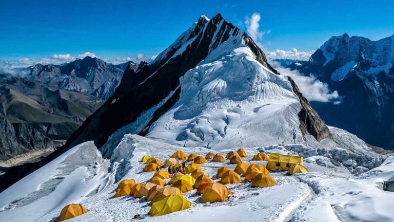 मनास्लु आधार शिविरमा हिमपहिरो, ५ नेपाली आरोही बेपत्ता