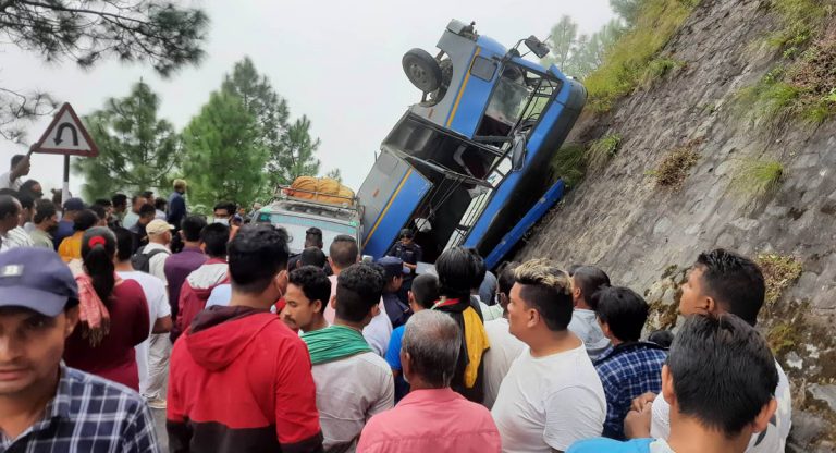 काठमाडौंबाट हेटौंडा जाँदै गरेको बस भीमफेदीमा दुर्घटना, ७ जनाको मृत्यु