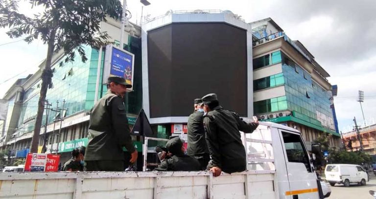 काठमाडौं महानगरले बन्द गरायो वर्ल्ड ट्रेड सेन्टरमा राखिएको डिजिटल होर्डिङ बोर्ड