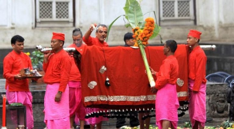 आज घर घरमा फूलपाती भित्र्याइँदै