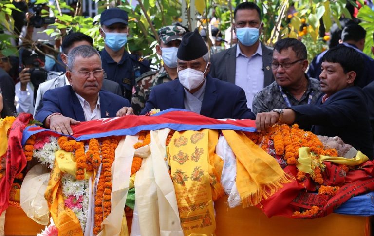 शताब्दी पुरूषको पार्थिव शरीरमा प्रधानमन्त्रीले ओढाए राष्ट्रिय झण्डा