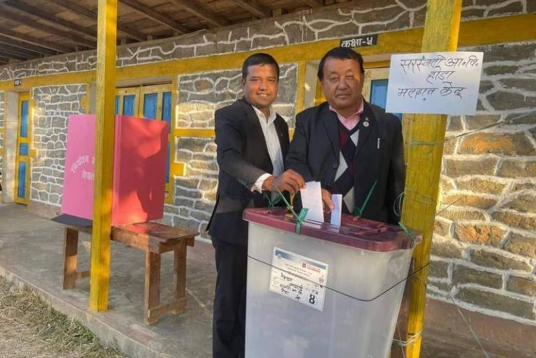 सत्ता गठबन्धन र एमालेका उमेदवारले गरे एकसाथ मतदान