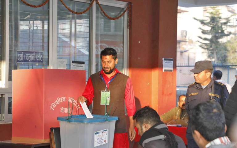 आफैंलाई भोट हाल्न नपाएका रवि लामिछानेले प्रदेशसभाको मतपत्रमा लगाएनन् स्वस्तिक छाप