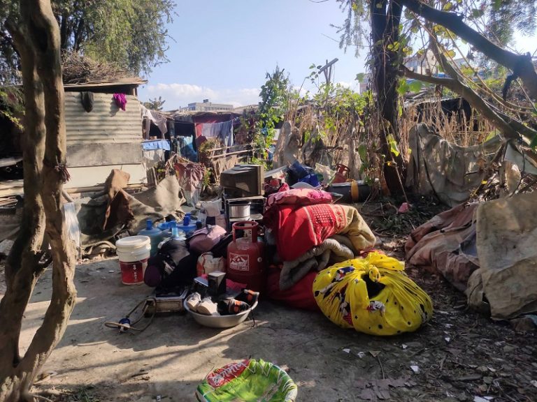 थापाथलीको सुकुम्वासी बस्तीमा डोजर, कतै झिटीगुन्टा ओसार्दै, कतै प्रतिकार