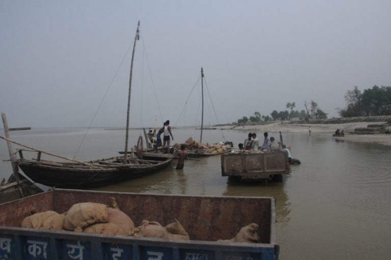 नारायणी नदीको पुलबाट हामफालेर दुई बेपत्ता