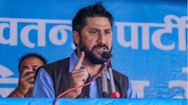 रविको चर्चा गर्दै आजतकले लेख्यो-‘पुराना नेतालाई खतराको घण्टी, ६ महिनामा फेरियो खेल’