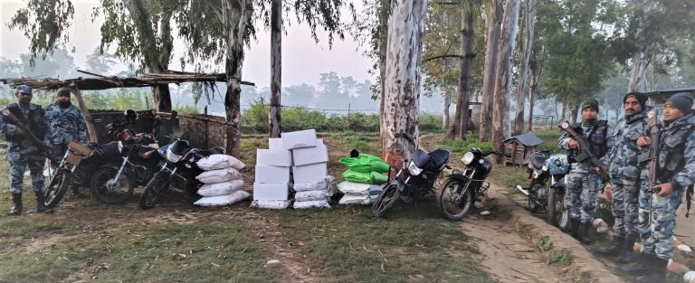 मोटरसाइकलसहित ४ लाख बराबरको सामान सशस्त्र प्रहरीको नियन्त्रणमा