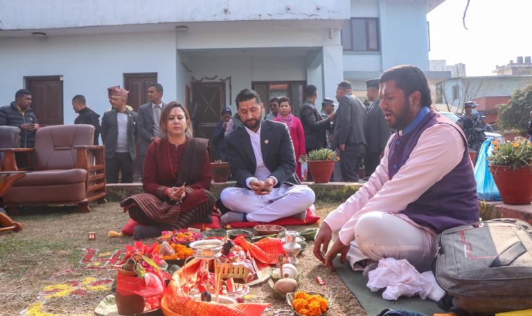 पूजाआजा गरेर सरकारी निवास पुल्चोकमा सरे गृहमन्त्री रवि लामिछाने(फोटोफिचर)