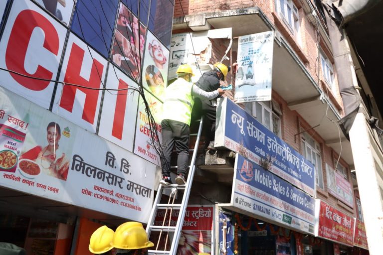 मापदण्ड विपरीतका साइन बोर्ड हटाउन काठमाडौं महानगरको १५ दिने ‘अल्टिमेटम’