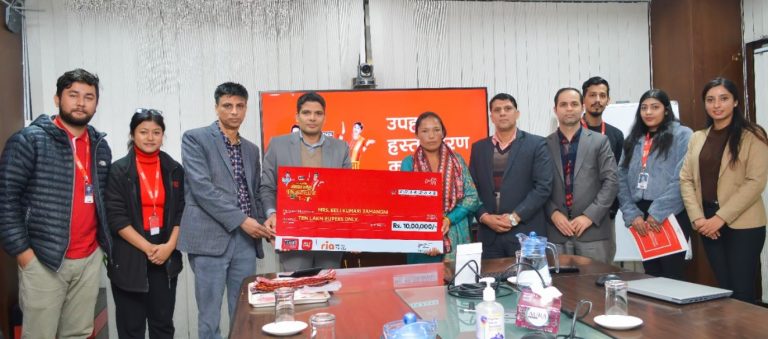 आइएमई अफरको बम्पर विजेताको चेक बेलीमायालाई  हस्तान्तरण