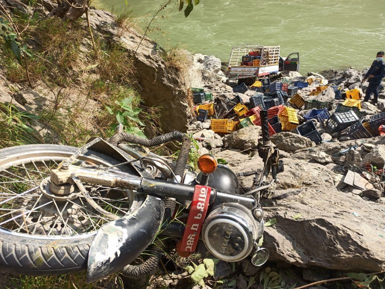 मोटरसाइकल र तरकारी बोकेको गाडी ठोक्किँदा एक जना जर्मन नागरिकको मृत्यु