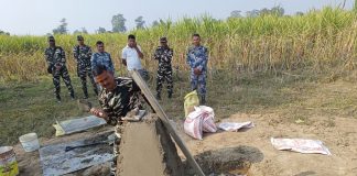 यसरी हुँदैछ जीर्ण रहेको नेपाल–भारत सीमा स्तम्भ मर्मत (फोटो फिचर)