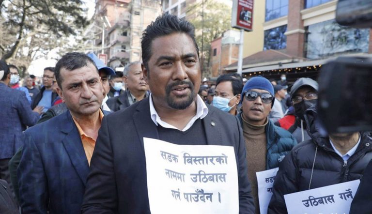 काठमाडौं महानगरविरुद्ध माइतीघरमा प्रदर्शन, सुमन सायमी पनि सहभागी