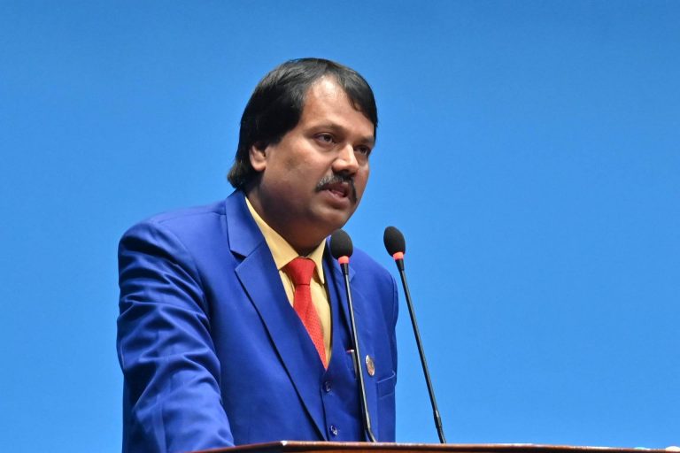 आक्राेशित सीके राउतले रोष्ट्रमबाटै गरे सहिदको नाममा मौनधारण