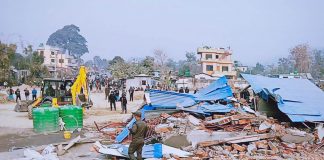 स्थानीय बासिन्दाको ढुंगामुढाबीच धरानमा हर्क साम्पाङले चलाए डोजर