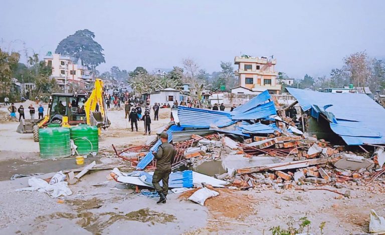 स्थानीय बासिन्दाको ढुंगामुढाबीच धरानमा हर्क साम्पाङले चलाए डोजर