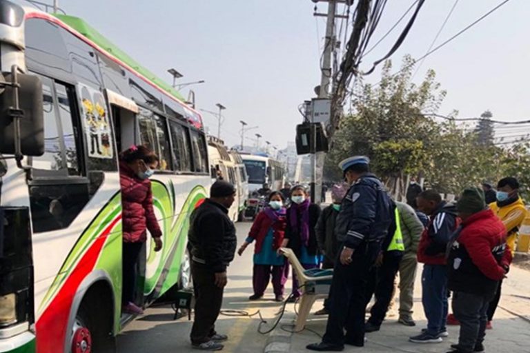 मापदण्डभन्दा बढी धुवाँ फाल्ने  २७ वटा सवारी साधन कारबाहीमा