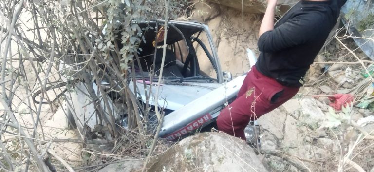 चोभारबाट खोकनातर्फ जाँदै गरेको कार खस्यो