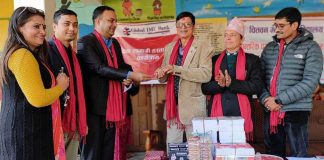 ग्लोबल आईएमई बैंकद्वारा विद्यार्थीहरूलाई शैक्षिक सामग्री सहयोग