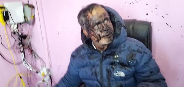 धनकुटा यातायातका प्रमुखमाथि कालोमोसो दलियो, आरोपित फरार–भिडियो भाइरल
