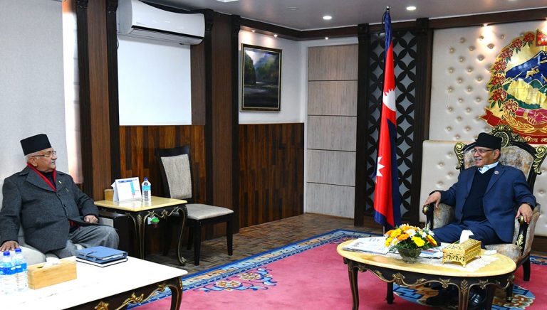बालुवाटारमा ओली–प्रचण्डबीच छुट्टै छलफल, सत्तारूढ घटकको बैठक अन्योलमा