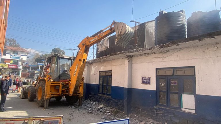 अस्थायी ट्राफिक भवनमा  महानगरले चलायो डोजर, ‘पोखरा घर’ बनाउने