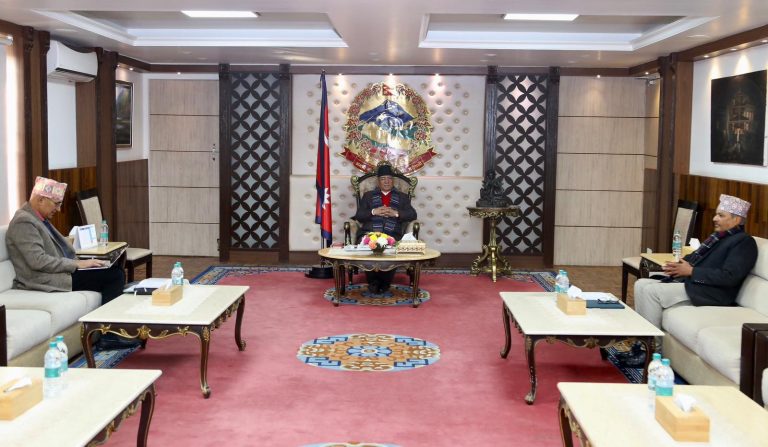 गभर्नर र अर्थमन्त्रीसँग प्रधानमन्त्रीको छलफल,अनुत्पादक क्षेत्रमा ऋण प्रवाह रोक्न आग्रह