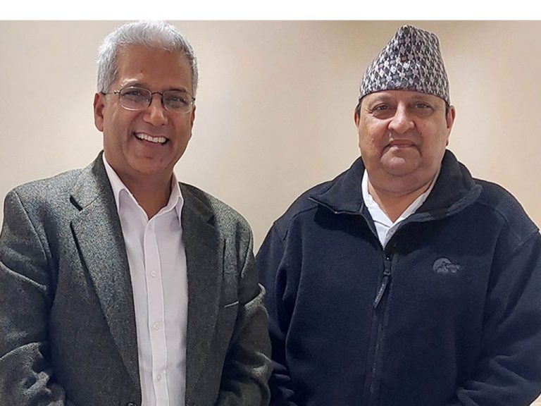 रवीन्द्र मिश्र भन्छन् -‘ढोक्साभन्दा माथि राजालाई राख्न पाए देशको भलो हुन्थ्यो’