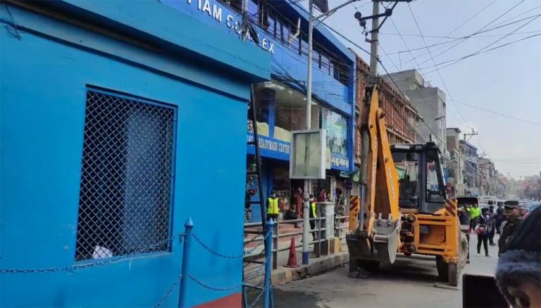 मैतीदेवी प्रहरी विटमा महानगरपालिकाले चलायो डोजर