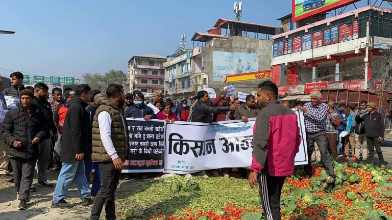 बजार नपाएपछि किसानले सडकमै फाले तरकारी