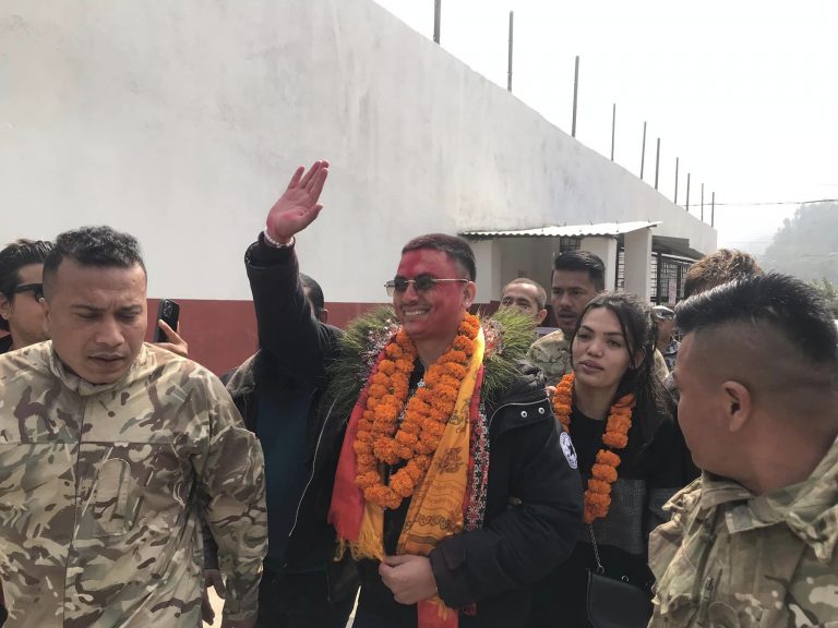 हात हल्लाउँदै कारागारबाट बाहिरिए पल शाह(फोटोफिचर)