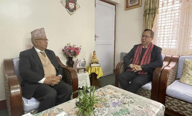 चिनियाँ राजदूतको दौडधुप, प्रचण्डलगत्तै माधव नेपालसँग भेटवार्ता