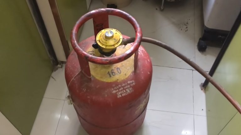 ग्याँस सिलिण्डर पड्किँदा दुई जना घाइते